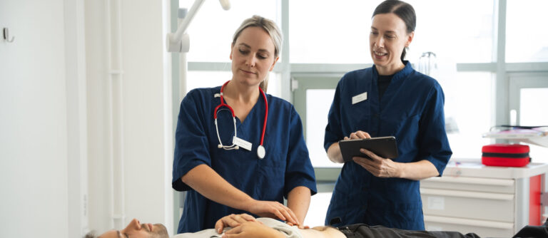 Två läkare med en patient