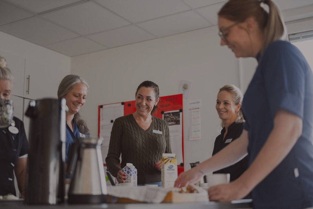 Personal som pratar med varandra