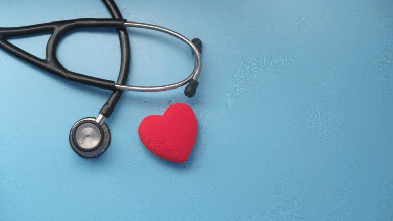 Stetoskop mot blå bakgrund