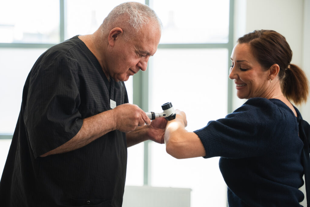 Hudläkare med patient