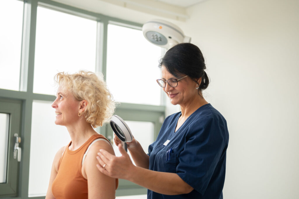 Patient som undersökt av hudläkare