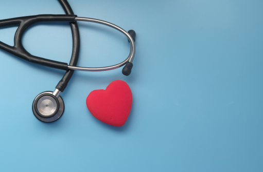 Stetoskop mot blå bakgrund