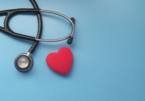 Stetoskop mot blå bakgrund